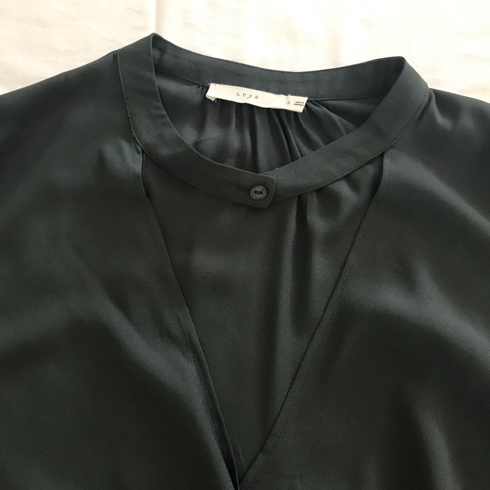 Lush Drape Hunter Green Long Sleeve Button Chocker Collar Blouse. Size Small